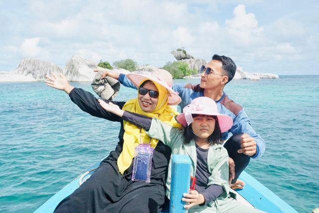 Thank You Mrs Efriani & Family For Join Private Tour Island Hopping Periode 01 Januari 2024  with @travelbelitungcantik 🙏🙌
.
.
Belitung Paket Tour FIT Kami :
✔️Belitung Paket Tour Reguler 2D1N, 3D2N, 4D3N 
✔️Belitung Paket Super Hemat 2D1N, 3D2N 
✔️Belitung Paket Promo Grand Orion Hotel 2017 2D1N, 3D2N, 4D3N 
✔️Belitung Paket Keluarga (Family) 3D2N, 4D3N 
✔️Belitung Paket Honeymoon 3D2N
✔️Belitung Paket Exclude Meals (Tanpa Makan) 3D2N
✔️Belitung Paket One day trip Hopping island 
✔️Belitung paket One day trip leebong island 
✔️ Rent drone + video creations
〰〰〰〰〰〰〰〰〰〰〰〰〰〰〰〰〰
Need more information interesting ?
Dont forget to our officially contact person :
📞/Whatsapp : 0812-7330-3330 / 0819-4925-5430
Id line : belitungcantiktravel
🌎: belitungcantiktour.com
🌏: pakettourbelitung.net
🌏: rentalmobilbelitung.net
.
.
#pakettourbelitung #jelajahindonesia #belitung #new #belitungtrip #belitungisland #bangkabelitung #opentrip #negerilaskarpelangi #traveller #jalanjalan #newyear #destinasidunia #pulaucantik #privatetour #promoopentrip #travelbelitungcantik #jejakpetualang #liburanbelitung #lingkarindonesia #pesonaindonesia #pesonanusantara #jalanjalan 
#travel #traveltheworld #traveltheworld #travelingindonesia #indonesia #travelbelitung #beautifuldestinations #familytrip #belitungitucantik