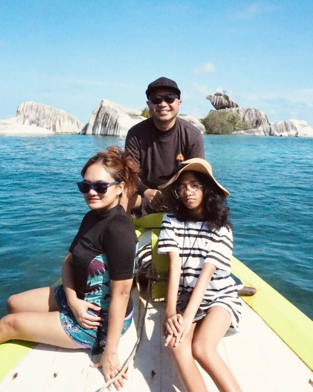 Thank You Mrs Deta & Family For Join Private Tour Island Hopping Periode 28 Desember 2023 with @travelbelitungcantik 🙏🙌🙏
.
.
Belitung Paket Tour FIT Kami :
✔️Belitung Paket Tour Reguler 2D1N, 3D2N, 4D3N 
✔️Belitung Paket Super Hemat 2D1N, 3D2N 
✔️Belitung Paket Promo Grand Orion Hotel 2017 2D1N, 3D2N, 4D3N 
✔️Belitung Paket Keluarga (Family) 3D2N, 4D3N 
✔️Belitung Paket Honeymoon 3D2N
✔️Belitung Paket Exclude Meals (Tanpa Makan) 3D2N
✔️Belitung Paket One day trip Hopping island 
✔️Belitung paket One day trip leebong island 
✔️ Rent drone + video creations
〰〰〰〰〰〰〰〰〰〰〰〰〰〰〰〰〰
Need more information interesting ?
Dont forget to our officially contact person :
📞/Whatsapp : 0812-7330-3330 / 0819-4925-5430
Id line : belitungcantiktravel
🌎: belitungcantiktour.com
🌏: pakettourbelitung.net
🌏: rentalmobilbelitung.net
.
.
#pakettourbelitung #jelajahindonesia #belitung #new #belitungtrip #belitungisland #bangkabelitung #opentrip #negerilaskarpelangi #traveller #jalanjalan #newyear #destinasidunia #pulaucantik #privatetour #promoopentrip #travelbelitungcantik #jejakpetualang #liburanbelitung #lingkarindonesia #pesonaindonesia #pesonanusantara #jalanjalan 
#travel #traveltheworld #traveltheworld #travelingindonesia #indonesia #travelbelitung #beautifuldestinations #familytrip #belitungitucantik