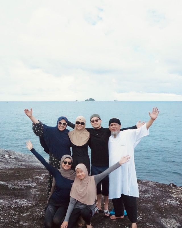 Thank You Mrs Salsabila & Family For Join Private Tour Island Hopping Periode 30 Desember 2023 with @travelbelitungcantik 🙏🙌🙏
.
.
Belitung Paket Tour FIT Kami :
✔️Belitung Paket Tour Reguler 2D1N, 3D2N, 4D3N 
✔️Belitung Paket Super Hemat 2D1N, 3D2N 
✔️Belitung Paket Promo Grand Orion Hotel 2017 2D1N, 3D2N, 4D3N 
✔️Belitung Paket Keluarga (Family) 3D2N, 4D3N 
✔️Belitung Paket Honeymoon 3D2N
✔️Belitung Paket Exclude Meals (Tanpa Makan) 3D2N
✔️Belitung Paket One day trip Hopping island 
✔️Belitung paket One day trip leebong island 
✔️ Rent drone + video creations
〰〰〰〰〰〰〰〰〰〰〰〰〰〰〰〰〰
Need more information interesting ?
Dont forget to our officially contact person :
📞/Whatsapp : 0812-7330-3330 / 0819-4925-5430
Id line : belitungcantiktravel
🌎: belitungcantiktour.com
🌏: pakettourbelitung.net
🌏: rentalmobilbelitung.net
.
.
#pakettourbelitung #jelajahindonesia #belitung #new #belitungtrip #belitungisland #bangkabelitung #opentrip #negerilaskarpelangi #traveller #jalanjalan #newyear #destinasidunia #pulaucantik #privatetour #promoopentrip #travelbelitungcantik #jejakpetualang #liburanbelitung #lingkarindonesia #pesonaindonesia #pesonanusantara #jalanjalan 
#travel #traveltheworld #traveltheworld #travelingindonesia #indonesia #travelbelitung #beautifuldestinations #familytrip #belitungitucantik