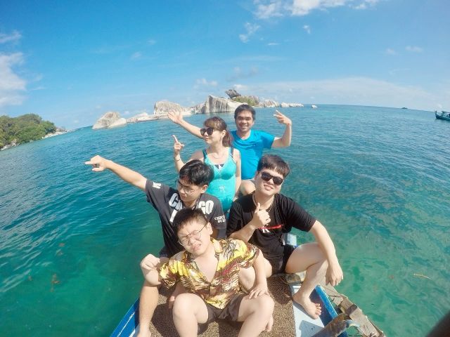 Thank You Mrs Florentina & Family For Join Private Tour Island Hopping Periode 28 Desember 2023 with @travelbelitungcantik 🙏🙌🙏
.
.
Belitung Paket Tour FIT Kami :
✔️Belitung Paket Tour Reguler 2D1N, 3D2N, 4D3N 
✔️Belitung Paket Super Hemat 2D1N, 3D2N 
✔️Belitung Paket Promo Grand Orion Hotel 2017 2D1N, 3D2N, 4D3N 
✔️Belitung Paket Keluarga (Family) 3D2N, 4D3N 
✔️Belitung Paket Honeymoon 3D2N
✔️Belitung Paket Exclude Meals (Tanpa Makan) 3D2N
✔️Belitung Paket One day trip Hopping island 
✔️Belitung paket One day trip leebong island 
✔️ Rent drone + video creations
〰〰〰〰〰〰〰〰〰〰〰〰〰〰〰〰〰
Need more information interesting ?
Dont forget to our officially contact person :
📞/Whatsapp : 0812-7330-3330 / 0819-4925-5430
Id line : belitungcantiktravel
🌎: belitungcantiktour.com
🌏: pakettourbelitung.net
🌏: rentalmobilbelitung.net
.
.
#pakettourbelitung #jelajahindonesia #belitung #new #belitungtrip #belitungisland #bangkabelitung #opentrip #negerilaskarpelangi #traveller #jalanjalan #newyear #destinasidunia #pulaucantik #privatetour #promoopentrip #travelbelitungcantik #jejakpetualang #liburanbelitung #lingkarindonesia #pesonaindonesia #pesonanusantara #jalanjalan 
#travel #traveltheworld #traveltheworld #travelingindonesia #indonesia #travelbelitung #beautifuldestinations #familytrip #belitungitucantik